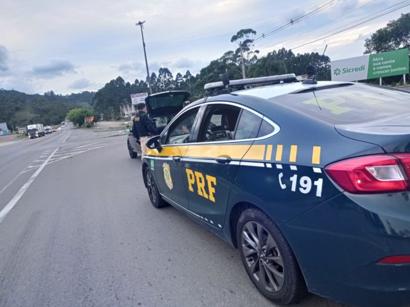 PRF abordou um veículo após receber denúncias de que um foragido da justiça estava se deslocando pela BR-470 sentido litoral &#8211; Foto: Divulgação/PRF/ND