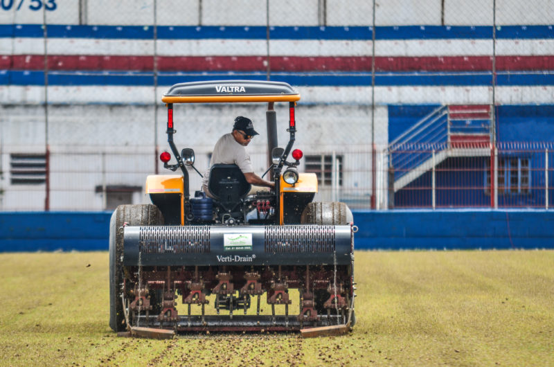Gramado passa por manuten&ccedil;&atilde;o para estreia em 2022 – Foto: Jefferson Alves/Brusque FC/Divulga&ccedil;&atilde;o/ND