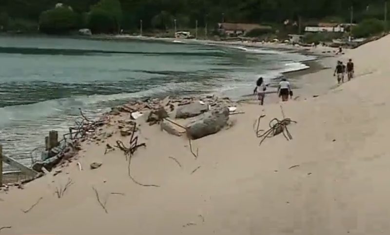 Entulhos de demolições realizadas nos Ingleses continuam nas dunas da praia &#8211; Foto: Reprodução/NDTV RecordTV