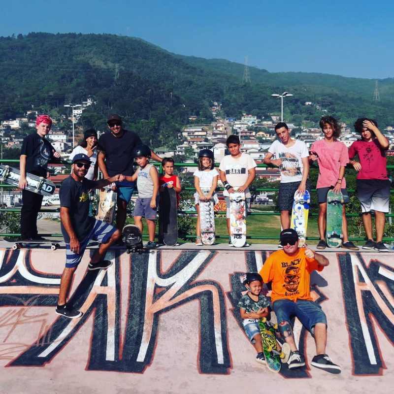 Escolinha de skate da associação Ascop, na Costeira &#8211; Foto: Ascop/Instagram/Reprodução