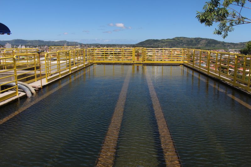 A água é tratada e filtrada até que chegue para a população da cidade azul – Foto: Divulgação/Tubarão Saneamento