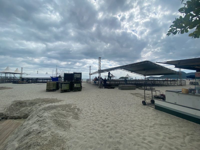 Palco e arena de competi&ccedil;&otilde;es j&aacute; est&atilde;o sendo montados na Praia Central – Foto: Isabella Dotta/NDTV