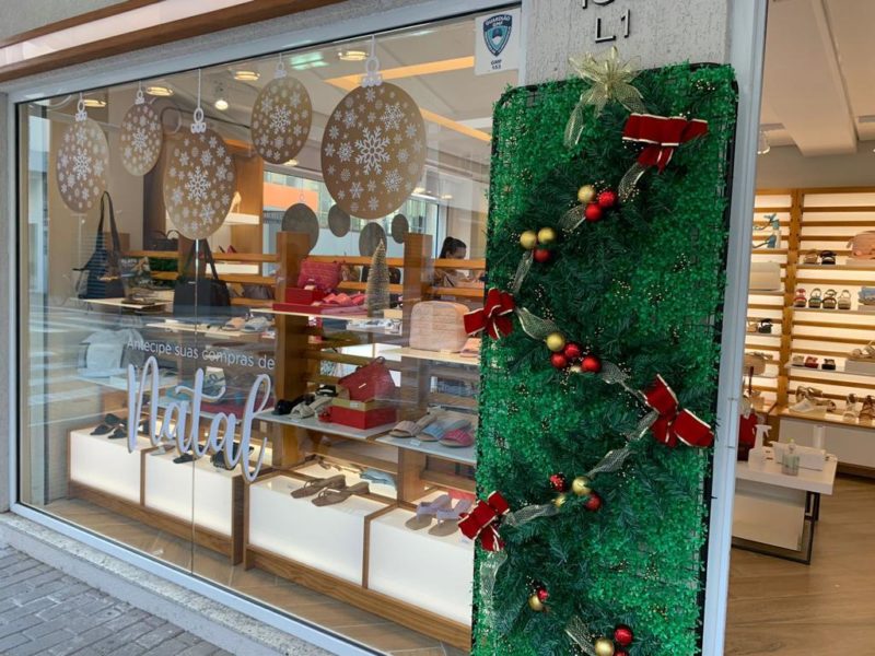 Fachada de com&eacute;rcio decorada para o Natal – Foto: PMF/Divulga&ccedil;&atilde;o/ND