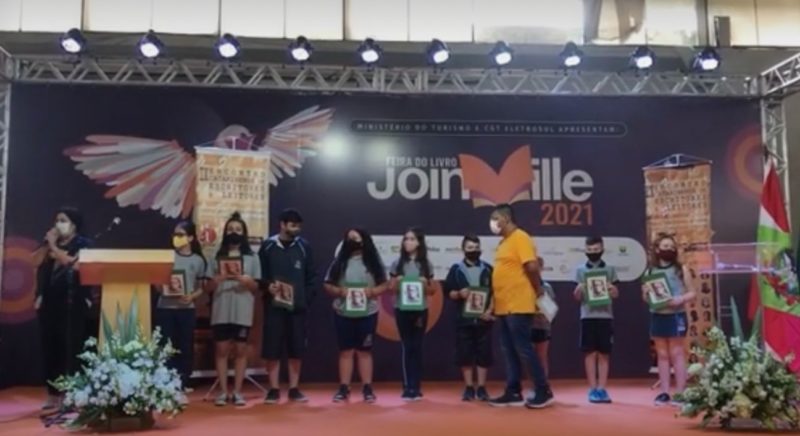Os alunos da EM Nelson de Miranda Coutinho participaram da Feira do Livro de Joinville 2021 – Foto: Instagram/Reprodução/its Teens