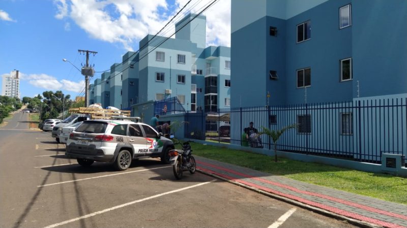 Corpo foi localizado dentro de um apartamento no bairro Passo dos Fortes. – Foto: Felipe Kreusch/NDTV Chapec&oacute;