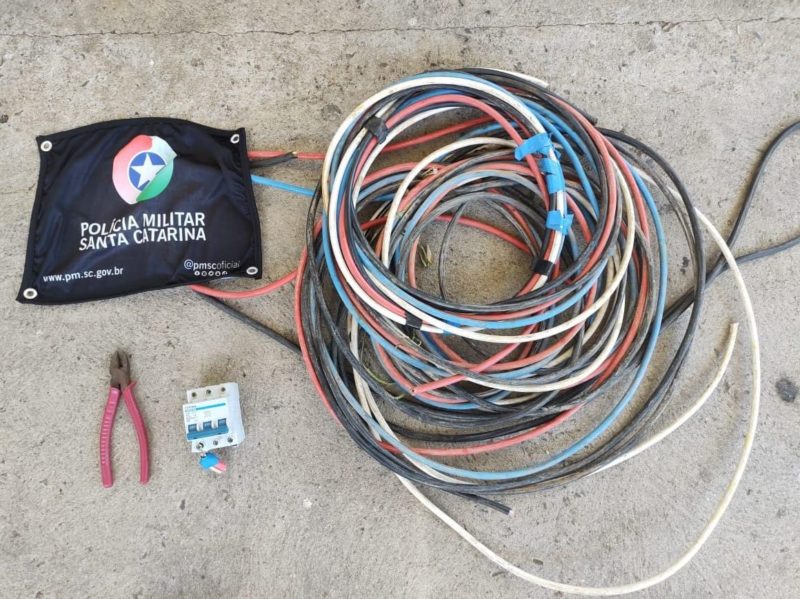 Fia&ccedil;&atilde;o el&eacute;trica de Crici&uacute;ma tem sido alvo de ataque de ladr&otilde;es – Foto: Divulga&ccedil;&atilde;o/PM/ND