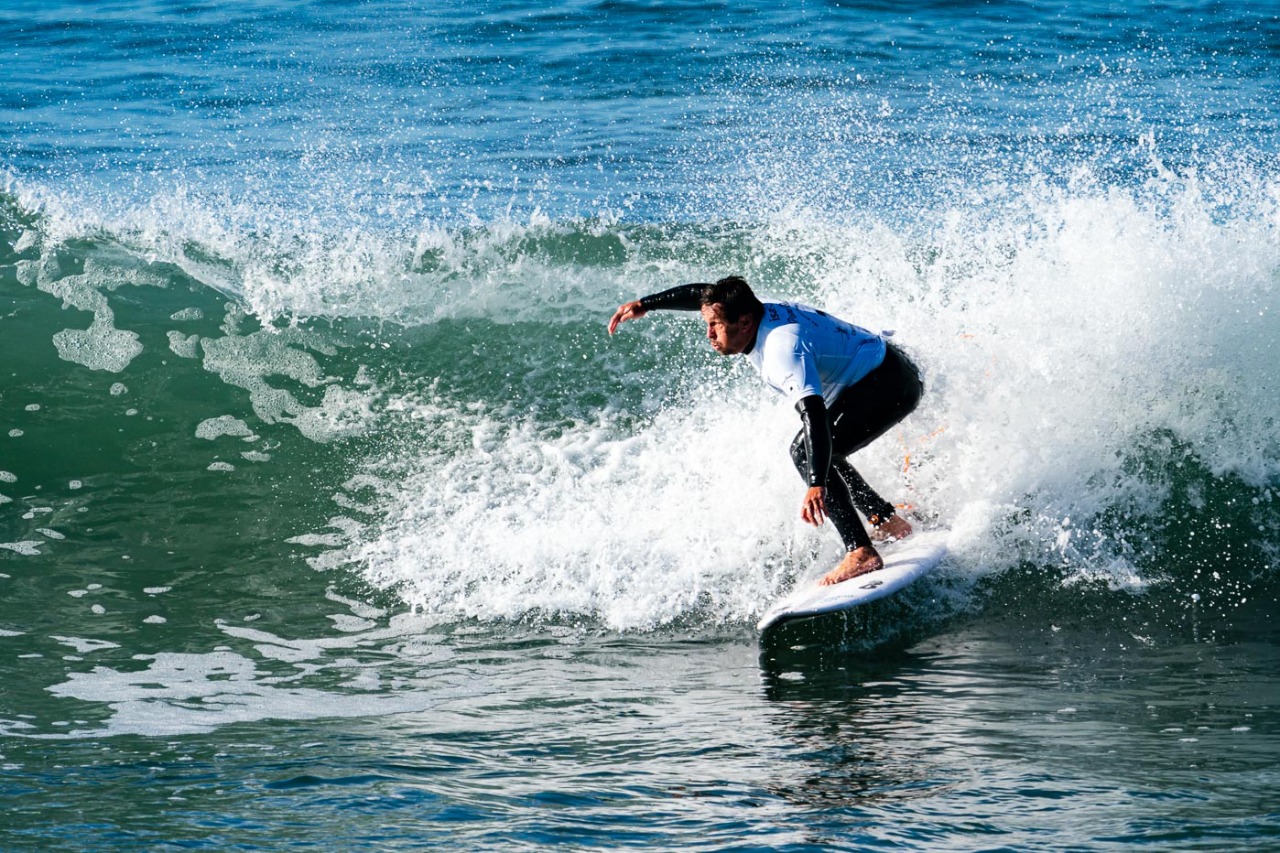 Campeão de surfe australiano é internado em Bali e pede doação de sangue, surfe