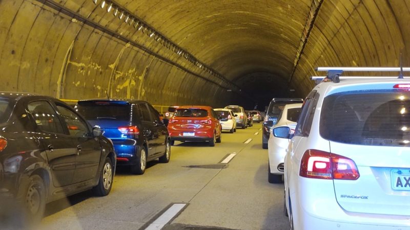 Carros parados dentro do Túnel Antonieta de Barros