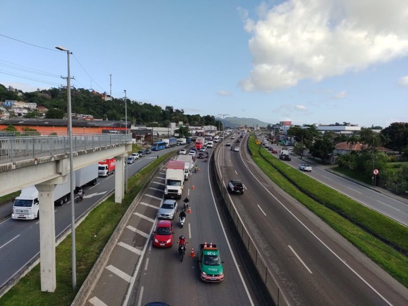 Mulher morre atropelada por caminhão na BR-101, foto mostra BR-101 em Biguaçu de cima com congestionamento