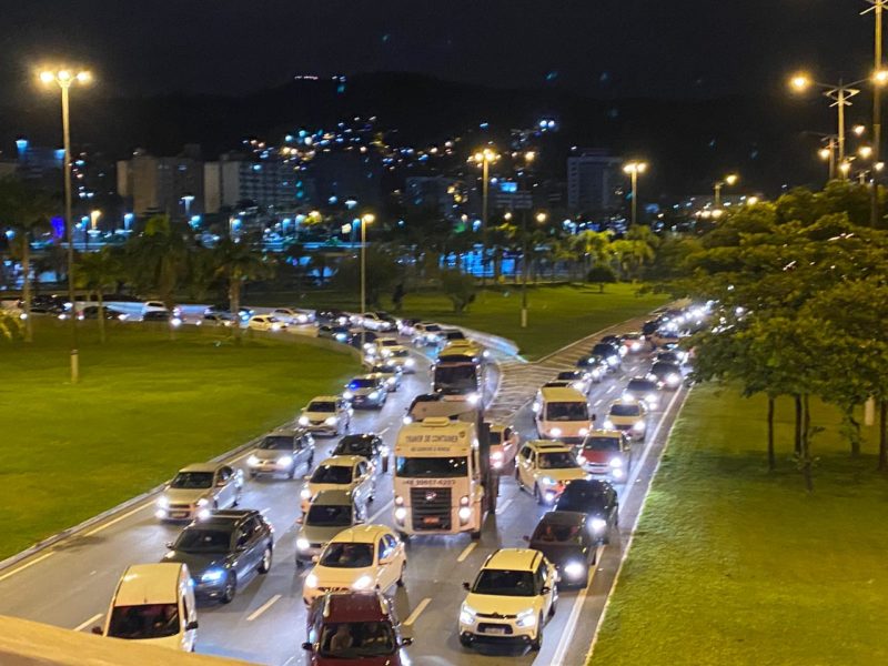 Blitz da Lei Seca resultou em filas em Florianópolis na noite deste sábado (18) &#8211; Foto: Gustavo Bruning/ND
