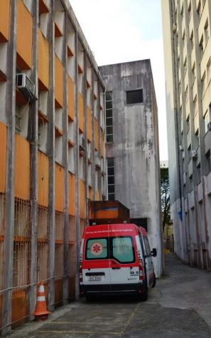 Ambul&acirc;ncia do Samu, sem prote&ccedil;&atilde;o nenhuma, em Florian&oacute;polis – Foto: CRM/Divulga&ccedil;&atilde;o/ND