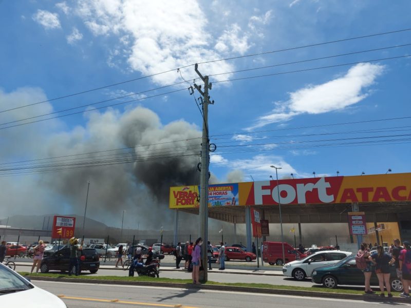 Inc&ecirc;ndio no Fort Atacadista – Foto: Felipe Alves/ND