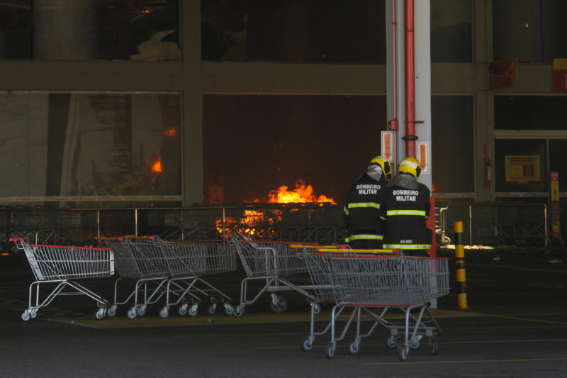 Bombeiros trabalham mais de 8h em combate &agrave;s chamas do Fort Atacadista – Foto: Leo Munhoz/ND
