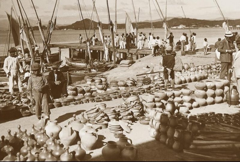 Com&eacute;rcio de lou&ccedil;as de barro no cais do Mercado P&uacute;blico de Florian&oacute;polis – Foto: Casa da Mem&oacute;ria – 1923/divulga&ccedil;&atilde;o