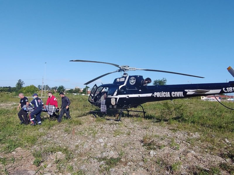 Equipe do helic&oacute;ptero da Pol&iacute;cia Civil encaminha v&iacute;tima ao Hospital Nossa Senhora da Concei&ccedil;&atilde;o, em Tubar&atilde;o – Foto: PCSC/Divulga&ccedil;&atilde;o/ND