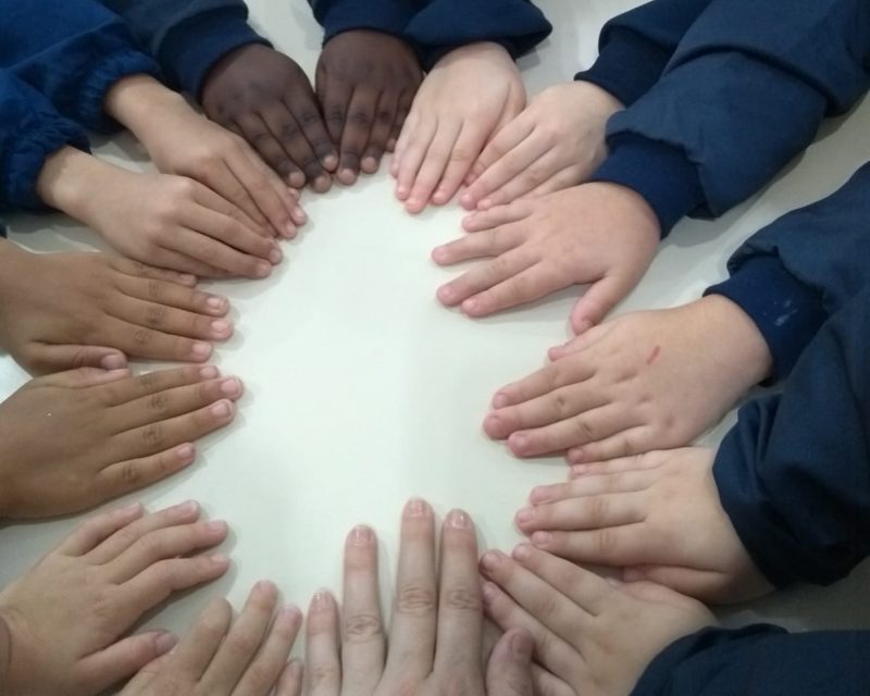 Ensinar sobre os impactos do racismo para as crian&ccedil;as as ajudam a desenvolver a consci&ecirc;ncia sobre o assunto desde a inf&acirc;ncia – Foto: EM Monsenhor Sebasti&atilde;o Scarzello/Divulga&ccedil;&atilde;o/its Teens