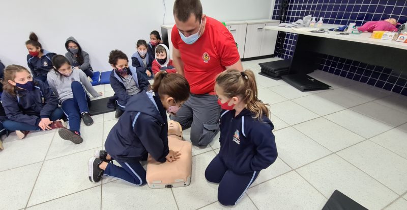 Projeto-piloto ensina os alunos sobre manobras de primeiros socorros – Foto: CVBVJ/Divulga&ccedil;&atilde;o/is Teens