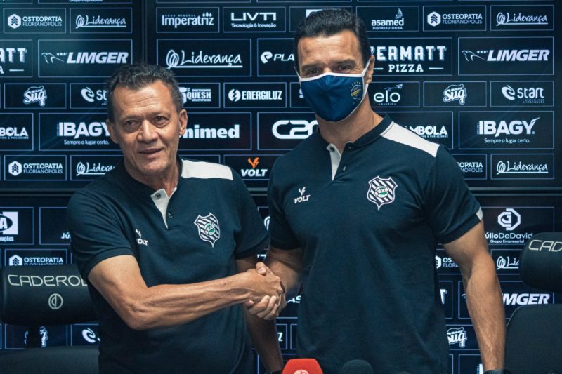 Abel Ribeiro ao lado do Júnior Rocha (com máscara), o novo treinador do Figueirense &#8211; Foto: Patrcik Floriani/FFC