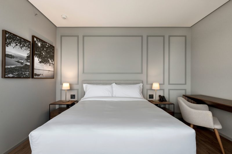 O hotel possui quartos amplos e com design sofisticado – Foto: Divulga&ccedil;&atilde;o