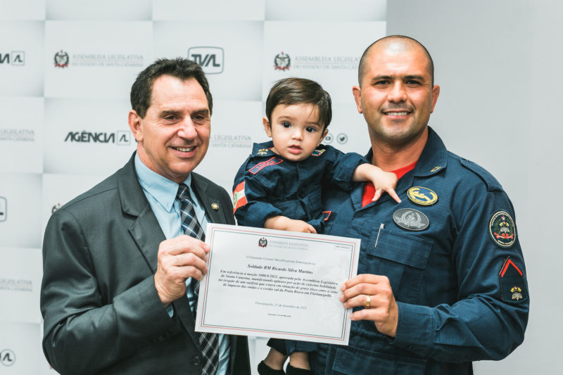 Bombeiro recebeu mo&ccedil;&atilde;o com o filho de 11 meses, Lucca Martins, no colo – Foto: Alesc/Divulga&ccedil;&atilde;o/ND