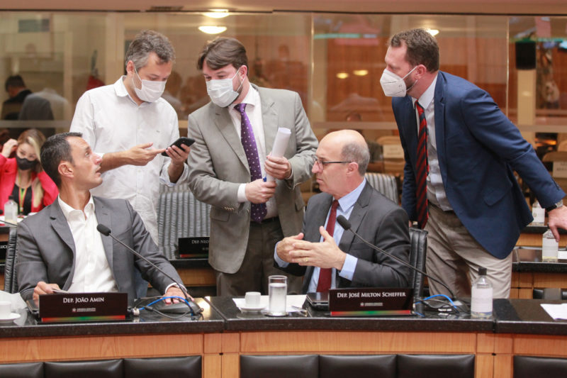 Momento em que deputado Jo&atilde;o Amin e assessores discutiam se projeto da venda de im&oacute;veis estava ou n&atilde;o no pacota&ccedil;o – Foto: Vicente Schmitt/Divulga&ccedil;&atilde;o/ND