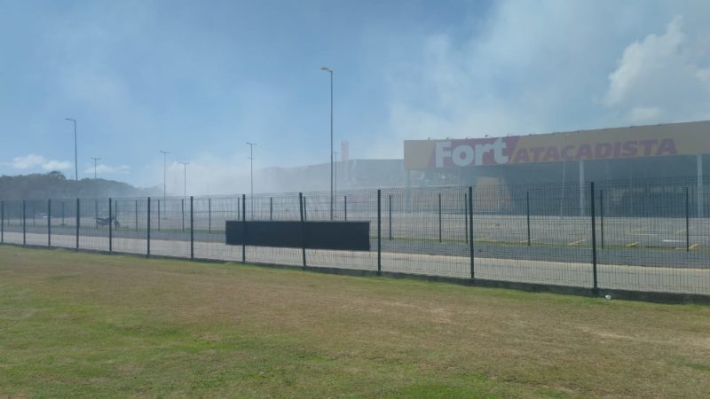 Inc&ecirc;ndio no atacadista ainda emite fuma&ccedil;a nesta sexta-feira (24), o que deve persistir por alguns dias – Foto: N&iacute;colas Hor&aacute;cio/ND