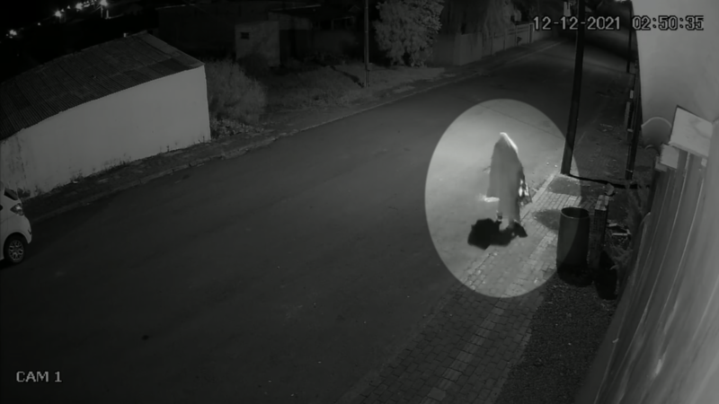 Homem &eacute; flagrado por c&acirc;mera de seguran&ccedil;a furtando objetos em casa &mdash; Foto: Reprodu&ccedil;&atilde;o/ND