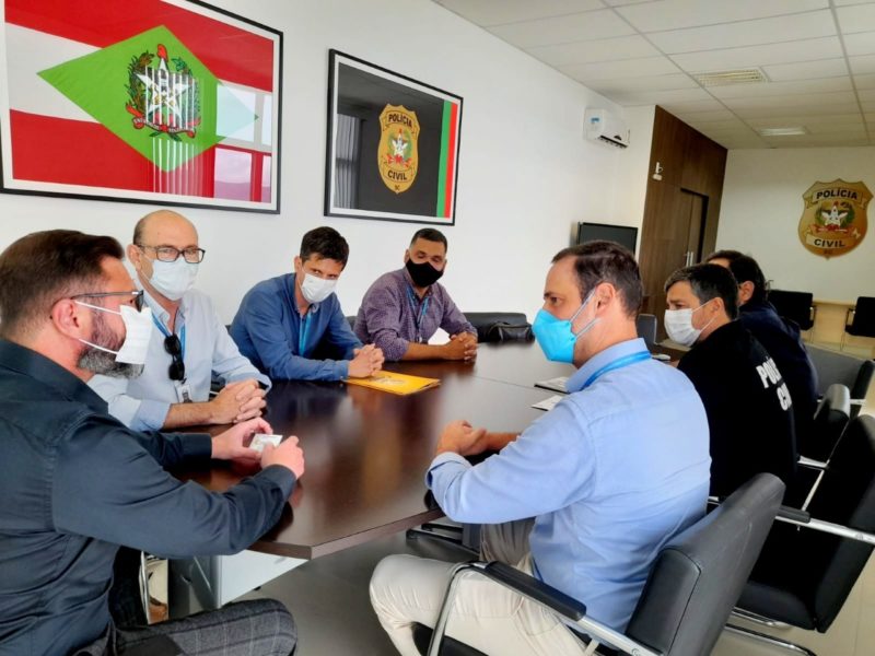 Dirigentes da Pol&iacute;cia Civil e da Celesc discutiram a&ccedil;&otilde;es de combate aos furtos de fia&ccedil;&atilde;o el&eacute;trica – Foto: Divulga&ccedil;&atilde;o/ND