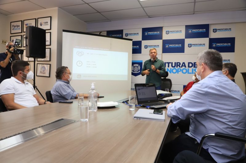 Prefeito reuniu a imprensa na manh&atilde; desta quarta para anunciar a manuten&ccedil;&atilde;o da tarifa de &ocirc;nibus e um pacote de medidas para o transporte coletivo da Capital – Foto: Leonardo Sousa/PMF