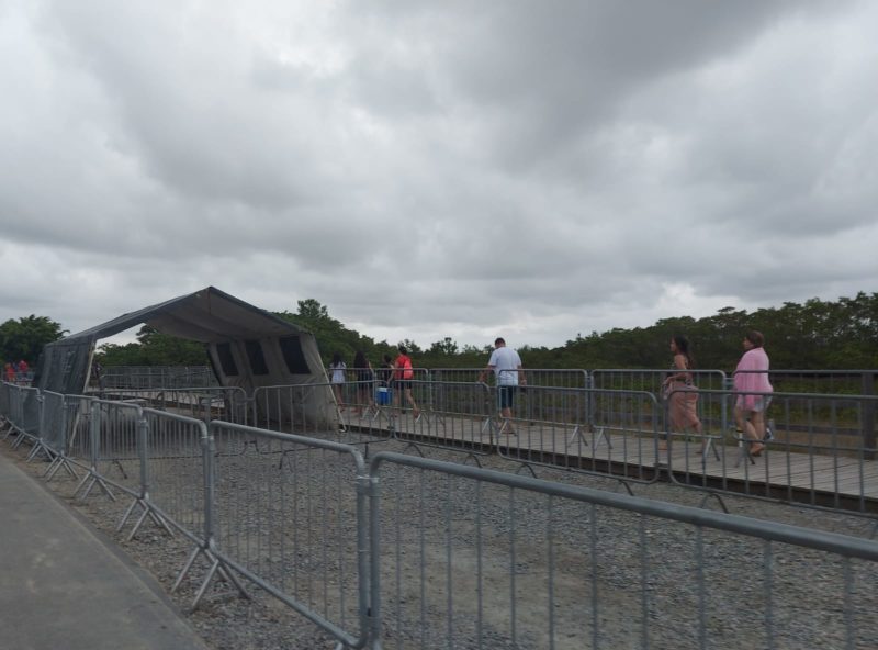 Acesso &agrave; Praia do Forte j&aacute; est&aacute; com grades pr&oacute;ximo de onde o presidente ficar&aacute; hospedado – Foto: Carlos Loretto