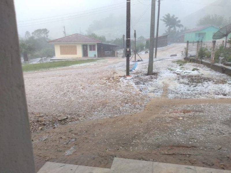 Chuva de granizo em Angelina, na Grande Florian&oacute;polis – Foto: Reprodu&ccedil;&atilde;o/ND