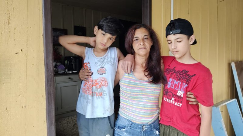 Eliane carrega a alegria pela vida dos filhos e a tristeza pela perda de quem os salvou – Foto: Maikon Costa/NDTV