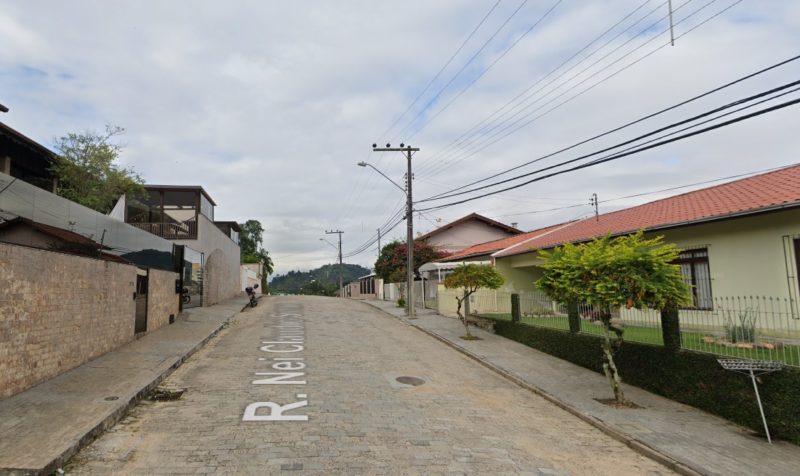 Homem foi agredido com uma p&aacute; durante mudan&ccedil;a em Blumenau – Foto: Reprodu&ccedil;&atilde;o/Google Maps/ND