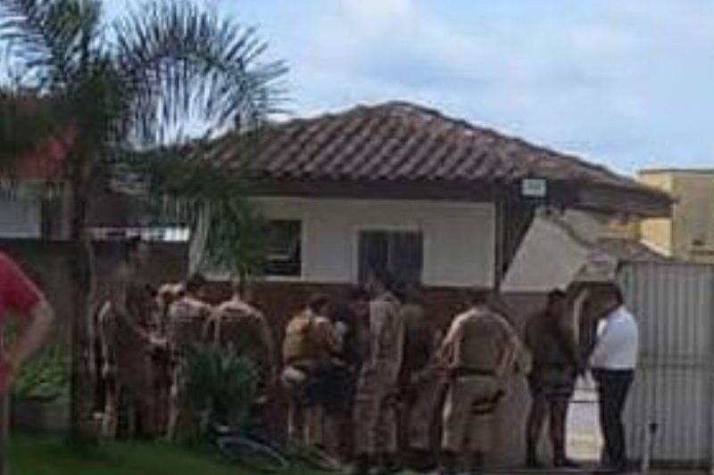 Segundo a PM, o homem se entregou ap&oacute;s o pai chegar ao local – Foto: Internet/ ND