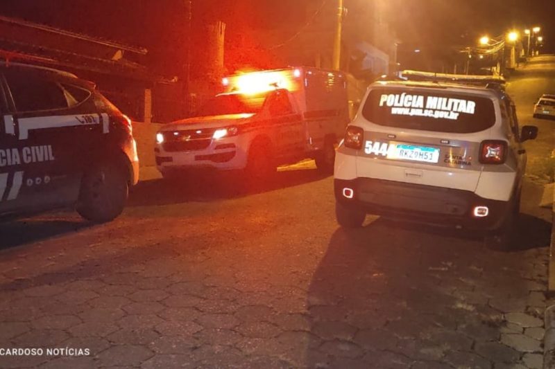 Jovem de 23 anos foi morto na casa da irm&atilde;, em S&atilde;o Francisco do Sul – Foto: Cardoso Not&iacute;cias