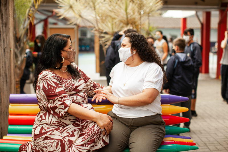 Na EM Professora Laura Andrade, Joice da Silva Mariani, professora de ensino religioso, foi aluna da diretora da unidade, Aparecida de Oliveira Modesto – Foto: Leve Fotografia com Propósito/Divulgação/its Teens