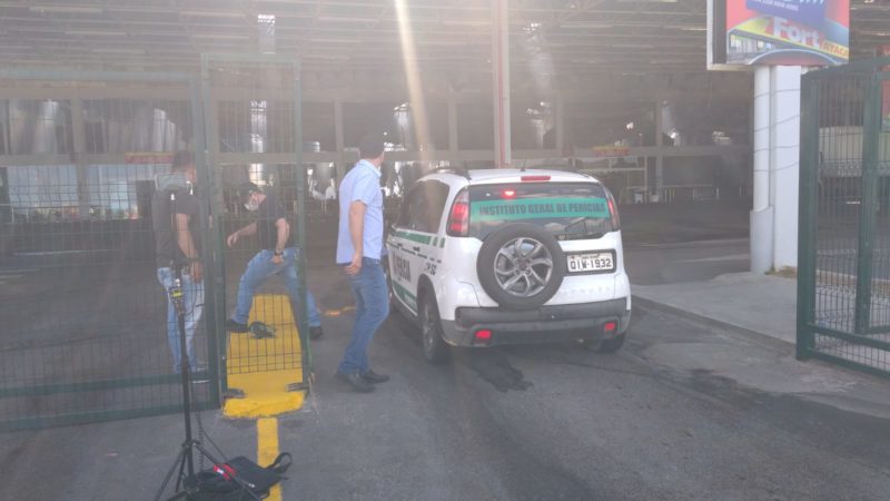 Peritos do IGP tamb&eacute;m iniciaram trabalho no local – Foto: N&iacute;colas Hor&aacute;cio/ND