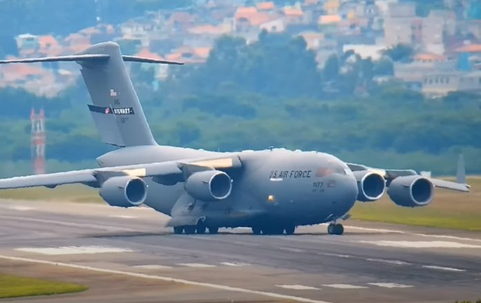 Em Guarulhos (SP), o grande avião C-17 dos Estados Unidos — Foto: Reprodução/ND 