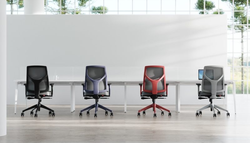 Mesas e cadeiras reguladas são fundamentais na sala de trabalho &#8211; Foto: Divulgação Studio Office