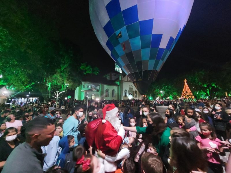 Papai Noel de balão encanta moradores &#8211; Foto: Divulgação/PMI/ND