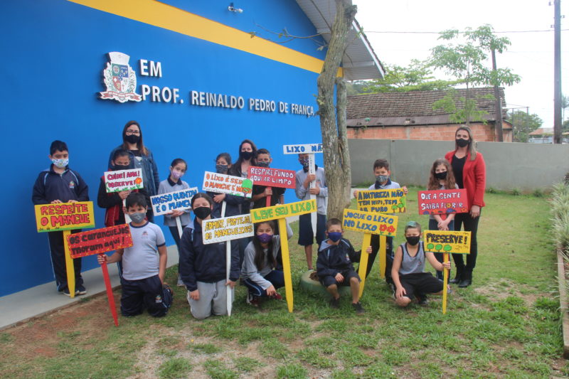 Alunos da EM Professor Reinaldo Pedro de Fran&ccedil;a confeccionaram placas de conscientiza&ccedil;&atilde;o para colocar no bairro sobre os cuidados de preserva&ccedil;&atilde;o do mangue – Foto: Renata Bomfim/Divulga&ccedil;&atilde;o/its Teens