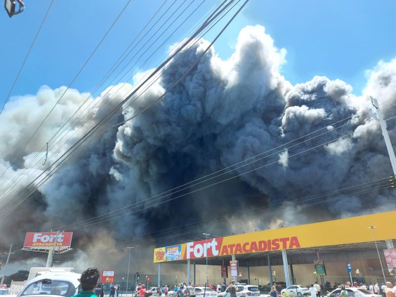 O fogo não para de crescer e a fumaça assusta &#8211; Foto: Felipe Alves/ND