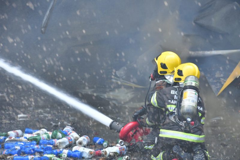 Ainda apor volta de 14h30, os bombeiros combatiam o inc&ecirc;ndio no Fort Atacadista – Foto: CBMSC/Divulga&ccedil;&atilde;o/ND
