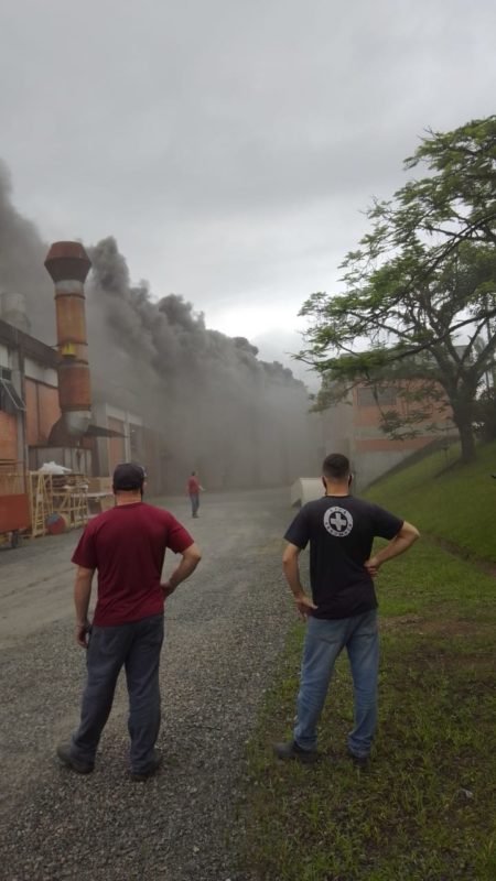 O fogo foi controlado e n&atilde;o h&aacute; feridos na empresa – Foto: Corpo de Bombeiros Volunt&aacute;rios de Joinville