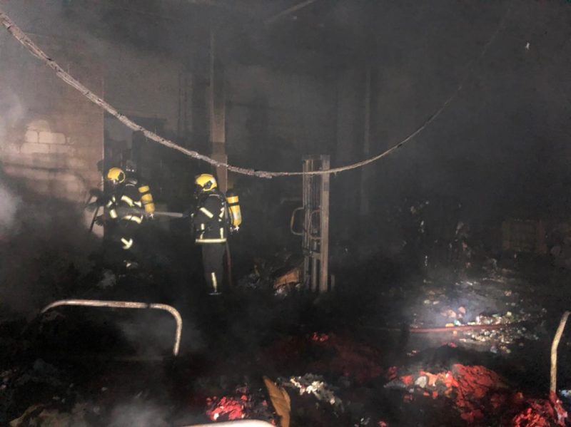Inc&ecirc;ndio atinge parte de ind&uacute;stria de reciclagem na Grande Florian&oacute;polis nesta ter&ccedil;a (7) – Foto: CBMSC/Divulga&ccedil;&atilde;o/ND