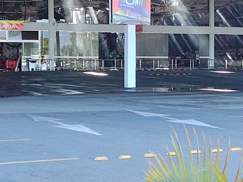 Uma área com produtos inflamáveis ainda está em chamas e a fumaça é forte – Foto: Paulo Mueller/ND