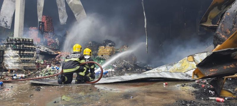 No final de dezembro, fogo destruiu as instala&ccedil;&otilde;es de supermercado no Campeche, em Florian&oacute;polis – Foto: CBMSC/Divulga&ccedil;&atilde;o/ND
