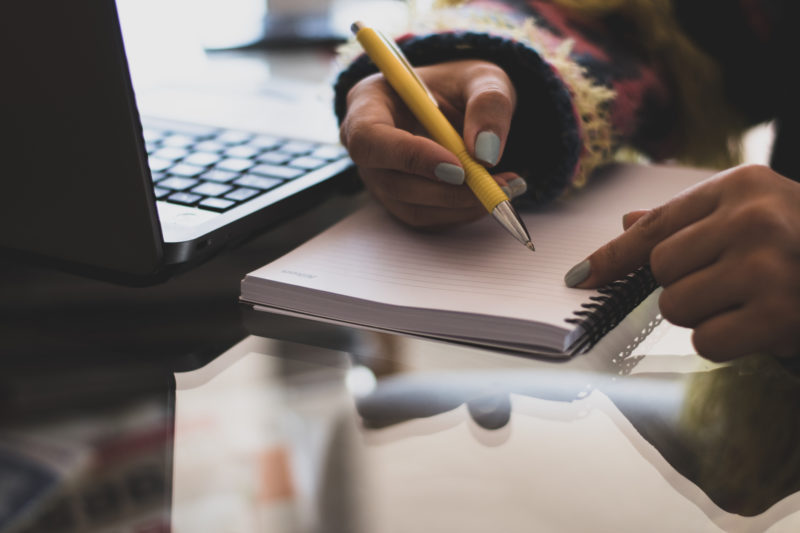 Escrever estimula a criatividade e ajuda na concentra&ccedil;&atilde;o e a expandir o vocubul&aacute;rio – Foto: iStockphoto/Divulga&ccedil;&atilde;o/its Teens