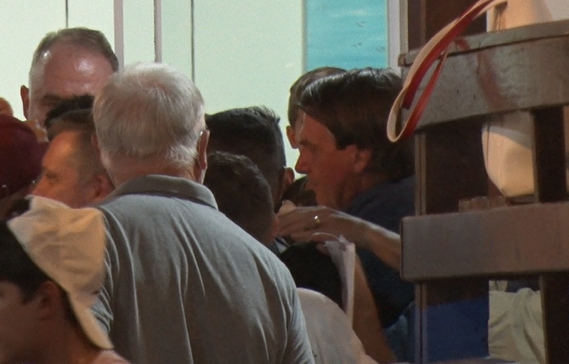 Jair Bolsonaro na sa&iacute;da do restaurante em S&atilde;o Francisco do Sul – Foto: Reprodu&ccedil;&atilde;o V&iacute;deo
