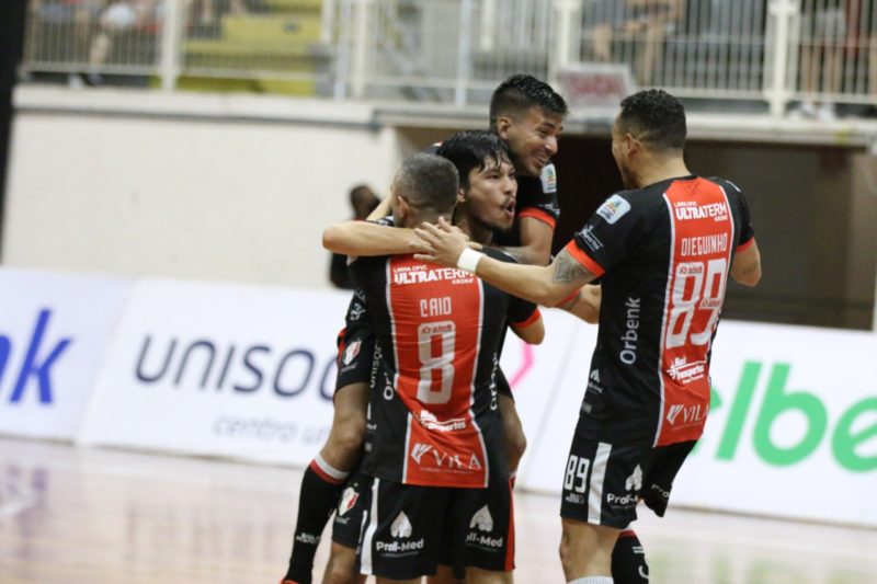 Daniel Shiraishi marcou o &uacute;nico gol da partida – Foto: Juliano Schmidt/JEC Futsal/Divulga&ccedil;&atilde;o/ND